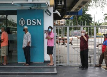PIHAK bank perlu peka dengan kesusahan warga emas yang begitu memerlukan wang untuk menyara urusan harian. – GAMBAR HIASAN/ ZULFADHLI ZAKI