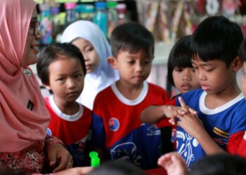PUJIAN adalah penting dalam membina 
harga diri dan motivasi seorang kanak-kanak. 
– GAMBAR HIASAN