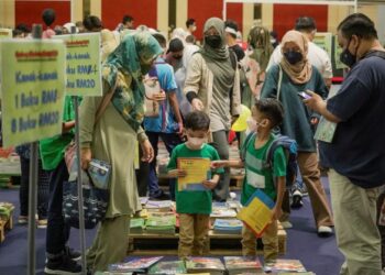 ORANG RAMAI mengunjungi Pesta Buku Antarabangsa Kuala Lumpur 2022 di Pusat Dagangan Dunia Kuala Lumpur (WTCKL), baru-baru ini. – UTUSAN/AMIR KHALID