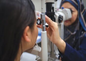 RAMAI pesakit diabetes tidak menjalani pemeriksaan mata secara berkala untuk mengesan tanda-tanda kehilangan penglihatan. – GAMBAR HIASAN/SADDAM YUSOFF