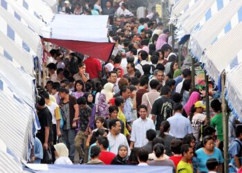 SUASANA bersesak di bazar Ramadan adalah situasi lumrah terutama ketika lewat petang.