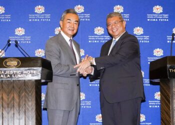 MENTERI Luar, Datuk Seri Saifuddin Abdullah (kanan) bersama rakan sejawat dari China, Wang Yi pada sidang akhbar di Kuala Lumpur pada 12 Julai lalu. – UTUSAN/SHIDDIEQIIN ZON
