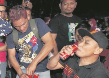 SYARIKAT The Coca-Cola Company sudah lama memberi peluang kepada usahawan setempat menjana pendapatan sebagai pengedar produk mereka. – GAMBAR HIASAN/RAJA JAAFAR ALI