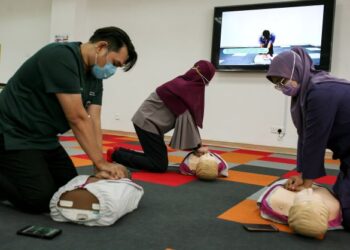 CPR merangkumi kaedah tekanan dada dan pemberian bantuan pernafasan mulut ke mulut. – GAMBAR HIASAN