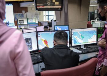 LAPORAN cuaca sepatutnya menampilkan visual secara langsung daripada sistem radar yang mengandungi elemen seperti arah pergerakan angin dan taburan hujan. – UTUSAN/FAIZ ALIF AHMAD ZUBIR