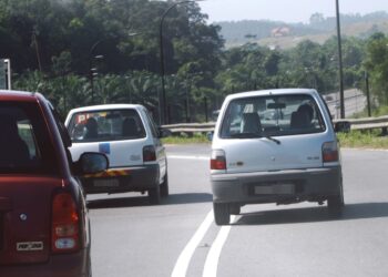 MEMOTONG di garisan berkembar boleh menyebabkan kemalangan jalan raya. – GAMBAR HIASAN