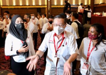 YOUNG Syefura Othman (kiri) merupakan satu-satunya calon Melayu yang menang dalam pemilihan DAP di Shah Alam, Selangor, baru-baru ini. – UTUSAN/ZULFADHLI ZAKI