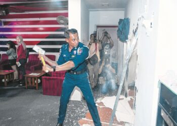 WALAUPUN banyak kali sudah DBKL memecahkan sekatan bilik yang sengaja dibuat dalam rumah kedai tetapi aktiviti pelacuran tetap diteruskan. – GAMBAR HIASAN