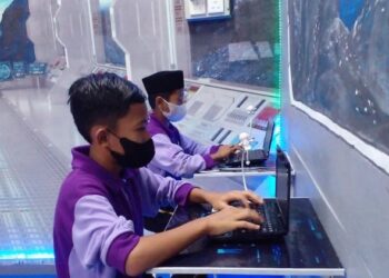 SISTEM pendidikan perlu bergerak ke hadapan seiring dengan perkembangan teknologi dan perubahan zaman.