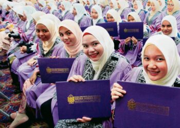 Kerajaan disaran wajibkan majikan ambil pelajar universiti untuk latihani ndustri yang menjadi syarat untuk mereka menamatkan pengajian.