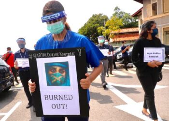 ADA doktor muda sanggup menghadapi kata makian bagi memastikan mereka memperoleh sijil pendaftaran penuh pengamal perubatan. – GAMBAR HIASAN/RASUL AZLI SAMAD