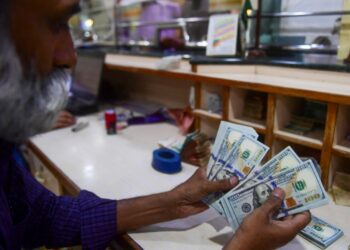NEGARA-NEGARA Asia termasuk Malaysia perlu mengurangkan pergantungan kepada dolar Amerika Syarikat (AS). – AFP