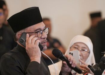 ANWAR Ibrahim menerima panggilan daripada Presiden Turkiye, Recep Tayyip Erdogan ketika sidang akhbar di Kelab Golf Sungai Long, Kajang, Selangor, baru-baru ini. – UTUSAN/MUHAMAD IQBAL ROSLI