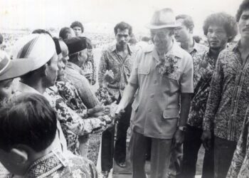 DR. Mahathir Mohamad (tengah) bersalaman dengan peneroka Felda ketika tiba untuk melancarkan Tabung Sosioekonomi Peneroka di Bandar Tun Razak, Keratung, Pahang pada 1984. – ARKIB UTUSAN
