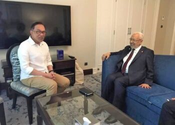 ANWAR Ibrahim mempunyai hubungan rapat dengan pemimpin gerakan Islam beraliran sederhana dari Tunisia, Rached Ghannouchi (kanan) sejak menerajui Angkatan Belia Islam Malaysia (ABIM) pada 1974. – FACEBOOK ABIM