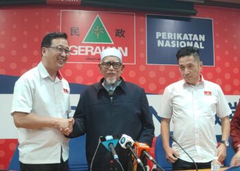 DOMINIC Lau (kiri) telah mengumumkan bahawa Gerakan akan bertanding di 30 kerusi di Kedah, Pulau Pinang, Selangor dan Negeri Sembilan. – UTUSAN/IQBAL HAMDAN