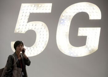PERLU berhati-hati dengan teknologi jaringan telekomunikasi generasi kelima (5G) yang ditawarkan syarikat dari China. – GAMBAR HIASAN/AFP