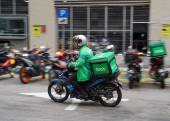 KERAJAAN disaran mewujudkan Akta Pekerja Gig untuk menjamin kebajikan individu yang bekerja dalam sektor itu termasuk penghantar makanan. – UTUSAN/MUHAMAD IQBAL ROSLI