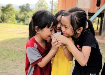 Detik paling indah adalah melihat anak-anak kita tersenyum.