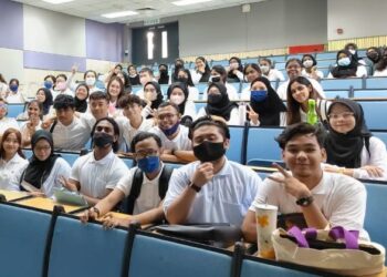 PELAJAR universiti sudah boleh mengikuti sesi pengajaran dan pembelajaran (PdP) secara bersemuka sekarang.