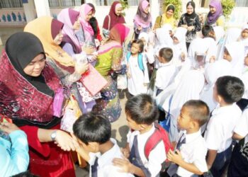 PILIHAN bersara awal oleh lebih 10,000 guru akan memberi kesan kepada kualiti dan kebolehsaingan sistem pendidikan negara.
