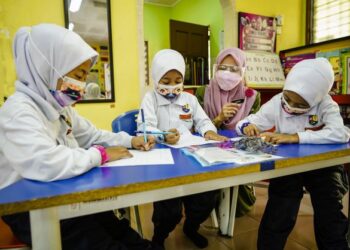 GURU harus sentiasa komited dalam pekerjaan yang dilakukan supaya kredibiliti sebagai seorang pendidik anak bangsa terus dihormati seperti zaman dahulu. – GAMBAR HIASAN