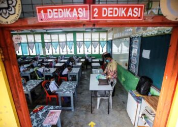 MASALAH bilangan murid terlalu ramai di dalam kelas melebihi paras ideal sebanyak 15 orang perlu diselesaikan dengan segera. – GAMBAR HIASAN