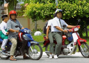MENJADI kesalahan trafik sekiranya seseorang menaiki motosikal tanpa memakai topi keledar. 
– GAMBAR HIASAN