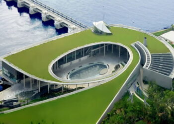 BUMBUNG hijau memiliki potensi  jika diterapkan dengan strategi yang lebih mesra awam seperti bumbung hijau di Marina Barrage, Singapura.