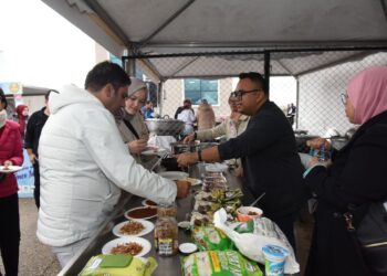 PENGUNJUNG antarabangsa yang menghadiri kongres mengenai pelancongan gastronomi mencuba makanan Malaysia di Afyonkarahisar, Turkiye pada Oktober tahun lalu. – IHSAN PEMBACA