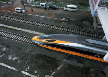 GERABAK kereta api peluru dari China untuk Projek Kereta Cepat Jakarta-Bandung (KCJB) sedang dipandu uji di Indonesia. – IHSAN KCIC
