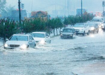 JARAK penglihatan pemandu kenderaan boleh terjejas disebabkan hujan lebat.