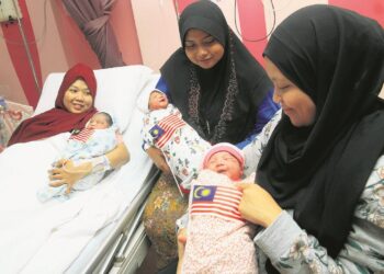 KERAJAAN memperkenalkan pelbagai inisiatif bagi membolehkan wanita yang menjadi ibu terus berjaya dalam kerjaya.
