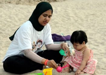 KASIH sayang orang lain tidak sama dengan
yang dicurahkan seorang insan bernama ibu.
– GAMBAR HIASAN/IQBAL HAMDAN