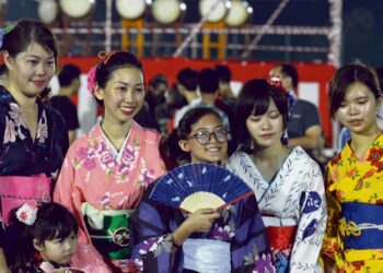 FESTIVAL Bon Odori adalah pesta kebudayaan Jepun yang dilakukan di tengah padang di mana sekumpulan penari mengelilingi pemain dram sambil mengenakan pakaian tradisional negara itu. – GAMBAR HIASAN