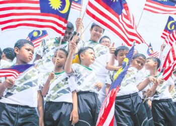 PERASAAN gembira dan terharu timbul apabila melihat Jalur Gemilang dikibarkan di merata tempat. – UTUSAN/AMIR KHALID