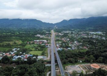 PEMBINAAN Lebuh Raya Pan Borneo menjadi pemangkin pertumbuhan ekonomi dan membuka peluang pekerjaan penduduk setempat. – UTUSAN/MUHAMAD IQBAL ROSLI