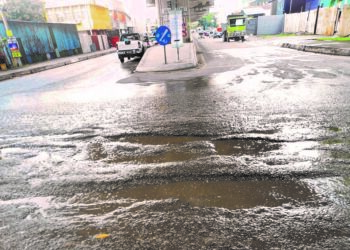 TUMPAHAN simen boleh menyebabkan kemalangan ekoran struktur jalan raya yang keras. 
– GAMBAR HIASAN