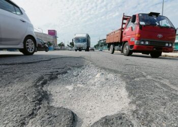 JALAN berlubang dan tidak rata adalah fenomena biasa di Malaysia. – GAMBAR HIASAN
