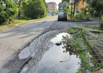 KEADAAN jalan yang rosak dan berlopak di kawasan pangsapuri  Seksyen 8, Shah Alam, Selangor. – IHSAN PEMBACA