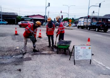 KERJA-KERJA penyelenggaraan perlu dipastikan tidak mengganggu kelancaran aliran trafik. – GAMBAR HIASAN/ROHANA MOHD. NAWI