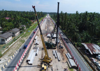 GAMBAR fail menunjukkan kerja-kerja menaik taraf Jalan Persekutuan 5  dari Tanjung Karang ke Sabak Bernam, Selangor sedang dijalankan.