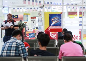 JABATAN Pendaftaran Negara (JPN) perlu memberitahu sebab bagi membolehkan pemohon mengetahui kenapa permohonan menjadi warganegara Malaysia ditolak. – GAMBAR HIASAN/AFIQ RAZALI