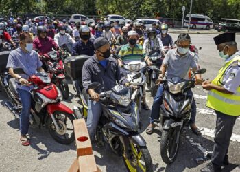 KESESAKAN kenderaan adalah pemandangan biasa di masjid ketika solat Jumaat. – UTUSAN/FARIZ RUSADIO