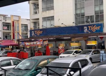 PENIAGA sebuah restoran di Bandar Mahkota Cheras, Selangor meletakkan kerusi dan meja sebelum pukul 5.30 petang. – IHSAN PEMBACA
