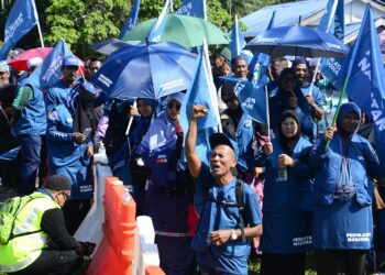 CALON yang masih berkempen di Dewan Undangan Negeri (DUN) Tioman hendaklah berusaha menarik pengundi dengan cara yang positif. – GAMBAR HIASAN/SHAIKH AHMAD RAZIF