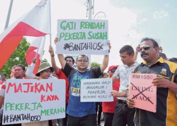 GAJI minimum yang diperkenalkan kerajaan masih 
di bawah paras garis kemiskinan di Malaysia iaitu RM2,200.