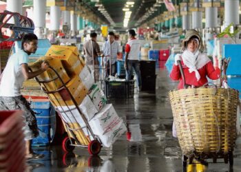 KAJIAN menunjukkan waktu kerja panjang boleh dikaitkan dengan peningkatan kadar kemurungan. – GAMBAR HIASAN