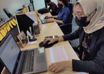 PEKERJA perlu sentiasa bertanyakan pendapat serta maklum balas daripada bos tentang hasil kerja masing-masing. – GAMBAR HIASAN