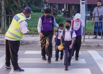 PENGAWAL keselamatan boleh dianggap sebagai pekerja barisan hadapan di sekolah. – GAMBAR HIASAN/AMIR KHALID